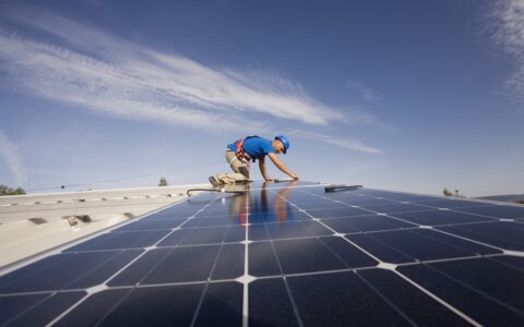 逆势突围，迎风而上：NextEra Energy如何在高利率时代筑起长期财富护城河？