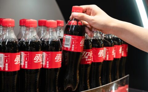 巴菲特挚爱63年不间断派息，Coca-Cola今年为何逆势跑赢大盘？