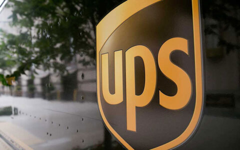 暴跌50%、高息6.5%：UPS正走在一条少有人敢走的价值修复之路