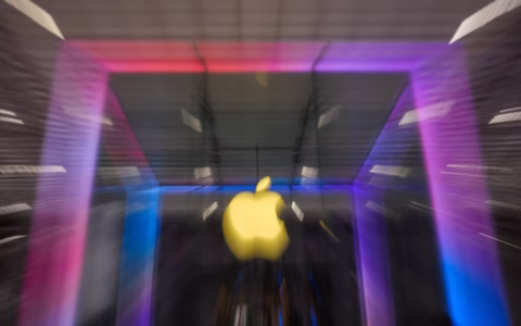 巴菲特继续重仓Apple，苹果公司还能买吗？三大理由揭示潜力与机遇